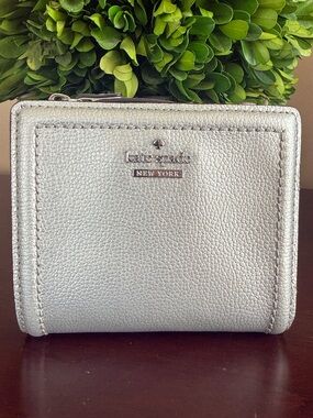KATE SPADE ♠️ New York🩶Small Shawn🩶PATTERSON DRIVE SILVER BIFOLD WALLET🌟EUC🌟